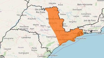 Um "alerta laranja" do Inmet significa que a  situação meteorológica a que se refere a previsão do instituto é perigosa Alerta laranja de perigo para chuvas intensas abrange parte do litoral de SP Mapa do estado de SP com indicação em laranja de áreas com  - Reprodução/Inmet