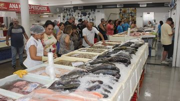 Mercado de Peixes de Santos fica na Ponta da Praia Mercado de Peixes de Santos é endereço certo para quem procura variedade e bons preços Interior do Mercado de Peixes de Santos - Nathalia Filipe/Prefeitura de Santos
