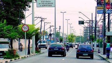 Avenida Adhemar de Barros em Guarujá Avenida Adhemar de Barros tem pontos com mais multas de trânsito em Guarujá Carros transitando em avenida - Imagem: Reprodução / Prefeitura de Guarujá