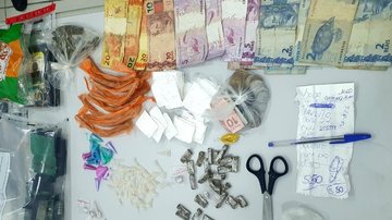 Objetos apreendidos por autoridades no último domingo (29) Objetos apreendidos Drogas, dinheiro e objetos apreendidos em cima de uma mesa - Divulgação