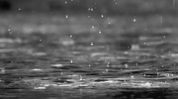 Deslizamento pode acontecer em decorrência das chuvas intensas que atingem Ubatuba desde segunda-feira (6) Ubatuba está sob alerta de risco moderado para deslizamento de massa Chuva em poça d'água - Unsplash