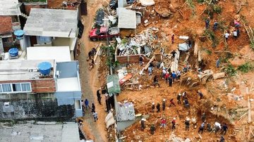 Bairro destruído por deslizamentos de 2023 em São Sebastião São Sebastião confirma 61 óbitos na tragédia das chuvas Vista aérea de local afetado por deslizamentos em São Sebastião - Imagem: Governo de SP