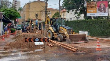 Há anos, região sofre com intervenções; moradores, comerciantes e motoristas são os que mais reclamam da situação RUA GOIÁS, SANTOS/SP Obras na rua Goiás em Santos. Trator cava um buraco na via - Boqueirão News
