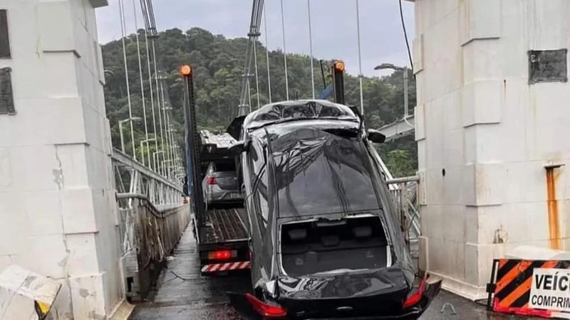 Um carro foi destruído após um caminhão-cegonha entalar na estrutura da Ponte Pênsil, em São Vicente - Praia Grande Mil Grau