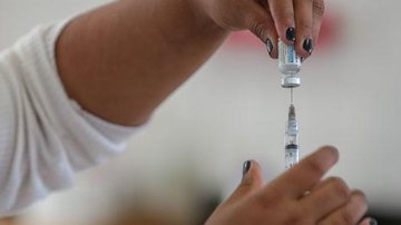 As vacinas bivalentes contemplam mais de uma cepa do vírus Praia Grande inicia a aplicação da vacina bivalente contra a covid-19 Profissional da saúde colocando a vacina na seringa de aplicação - Divulgação/Prefeitura de Praia Grande
