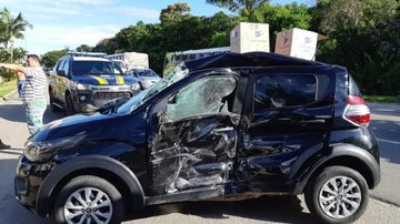 Homem fica ferido após acidente entre carro e ônibus em Ubatuba  Divulgação/PRF - Foto: Divulgação/PRF