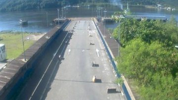 Rota alternativa é a rodovia Cônego Domênico Rangoni Travessia de balsa entre Bertioga e Guarujá segue paralisada neste domingo (26) Lado Bertioga da travessia de balsa entre Bertioga e Guarujá - Departamento Hidroviário