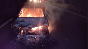 Veículo em chamas na Rodovia Anchieta Carro pega fogo na rodovia Anchieta Carro em chamas - Imagem: Divulgação / CCI
