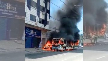Homem suspeito de atear fogo ao coletivo também se feriu durante o ataque Homem taca fogo em ônibus no Rio de Janeiro e deixa quatro feridos | VÍDEO - Reprodução/Redes Sociais