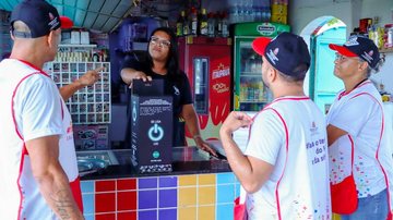 Agentes de gentes de prevenção durante distribuição de porta preservativos em quiosque Caraguatatuba espera distribuir 400 mil preservativos durante Carnaval 2023 - Imagem: Divulgação / Prefeitura de Caraguatatuba