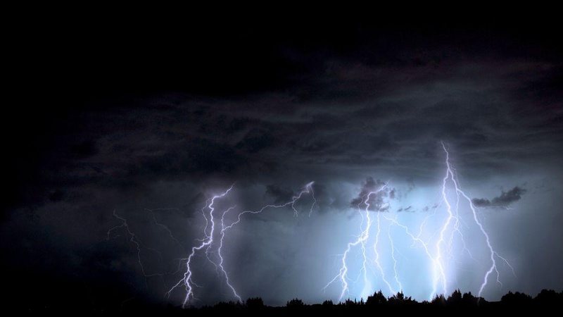 Alerta é válido desta sexta-feira (17) até domingo (19) Defesa Civil alerta para grandes volumes de chuva no litoral de SP no fim de semana de Carnaval Tempestade de raios durante a noite - Canva