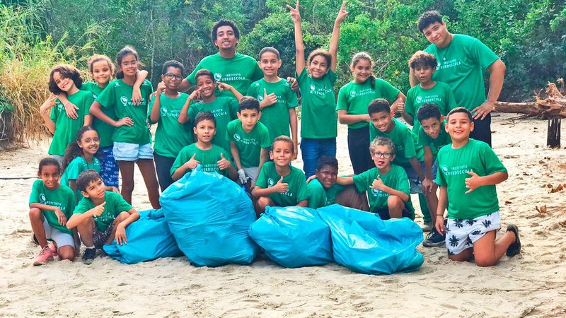 Professeres e estudantes durante ação de educação ambiental do Instituto Verdescola Alunos do Instituto Verdescola recolhem lixo em manguezal na Barra do Sahy - Imagem: Divulgação / Instituto Verdescola