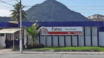 Para fazer a inscrição, o candidato deve pagar uma taxa de R$ 113,06 Fatecs abrem concurso público para professores com salários de até R$ 7.794,43 Fachada da Fatec de Praia Grande - Divulgação/Centro Paula Souza