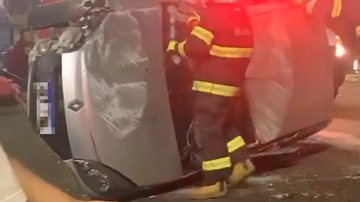 Veículo capotou na Curva do S Carro capota em via expressa de Praia Grande Carro capotado - Imagem: Reprodução
