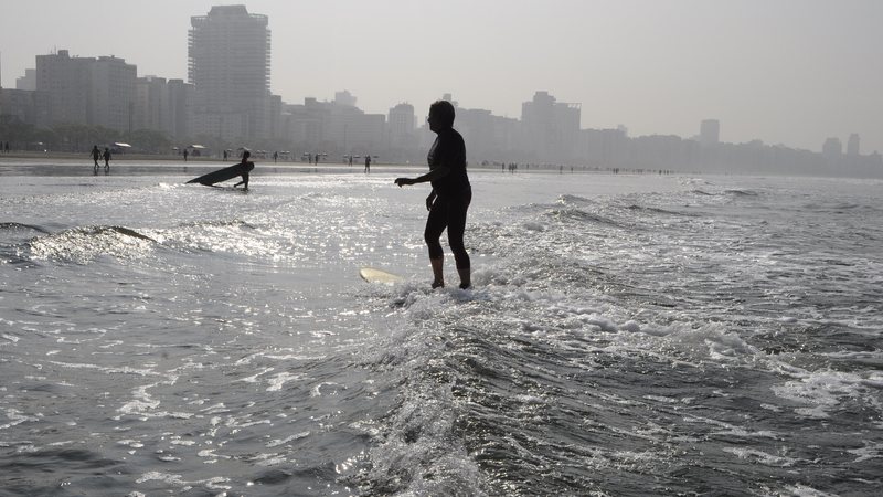 Festival de surfe comemora 32 anos da pioneira Escola Radical de Santos  Homem na praia surfando no mar. - Arquivo/ Portal Costa Norte