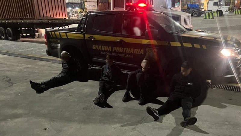 Quatro suspeitos foram presos durante operação PF apreende 120 kg de cocaína no Porto de Santos Quatro homens presos - Imagem: Divulgação / Polícia Federal