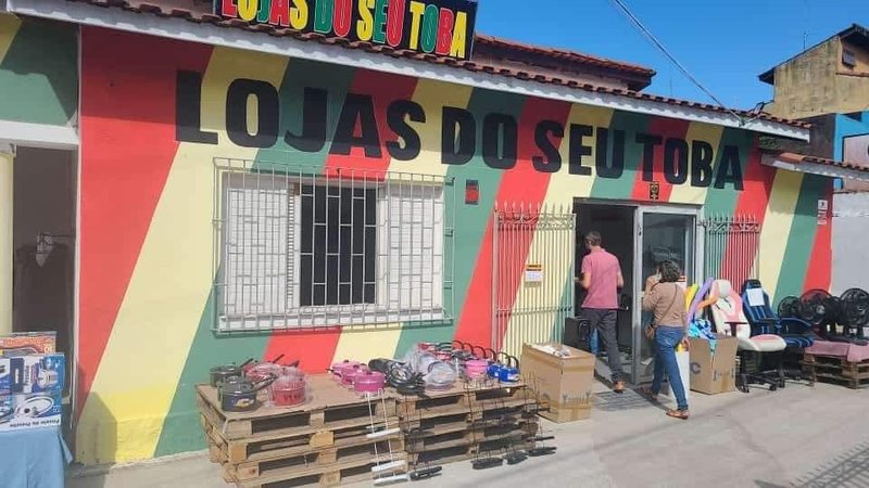 A unidade da Lojas do Seu Toba em Caraguatatuba fica no bairro Sumaré Conheça o novo comércio de Caraguatatuba: Lojas do Seu Toba Fachada das Lojas do Seu Toba em Caraguatatuba - Ginha da Cunha