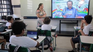 200 telas interativas móveis foram locadas Projeto ‘Santos do Futuro’ pretende investir mais de R$ 40 milhões em tecnologia na educação Sala de aula com tela interativa em Santos - Isabela Carrari/Prefeitura de Santos