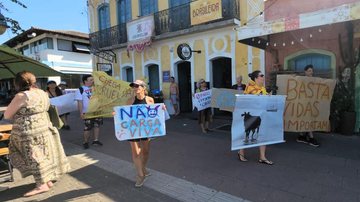 Manifestantes percorreram ruas do centro histórico da cidade, no domingo (6) Após carreta tombar na Rio-Santos, manifestantes protestam contra embarque de gado Manifestantes percorreram ruas do centro histórico da cidade - Foto: Divulgação