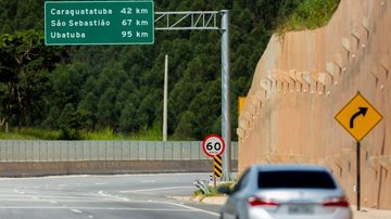 Rodovia dos Tamoios Trecho da Tamoios terá desvio na próxima terça (13) Carro em rodovia - Imagem: Reprodução / Ari Versiani / Mobilidade Sampa
