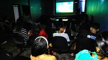 Ação faz parte do Ponto MIS, programa do Museu da Imagem e do Som de São Paulo A fim de um cineminha? Praia Grande exibe dois filmes gratuitos esta semana Pessoas assistindo filme no Teatro de Bolso Leni Morato, de Praia Grande - Prefeitura de Praia Grande