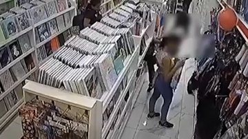 Câmeras de monitoramento registraram ação de mulheres em loja de Santos Mulheres são filmadas furtando bolsas em papelaria de Santos; assista Imagem de câmera de monitoramento com mulheres furtando bolsas em loja - Imagem: Reprodução