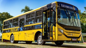 Durante o translado para as unidades escolares, as crianças são acompanhadas por monitores Ônibus escolar Novo ônibus escolar - Divulgação/Prefeitura de Bertioga