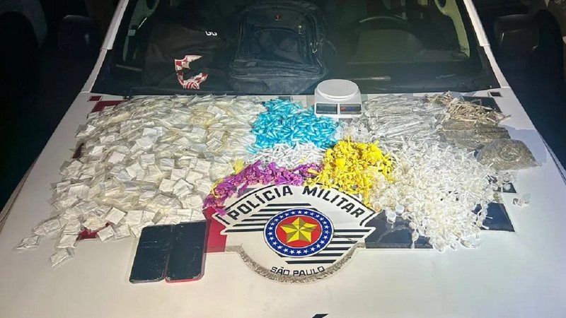 Drogas apreendidas pelos policiais em Caraguá Homem é preso por tráfico de drogas em Caraguatatuba - Foto: PM