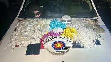 Drogas apreendidas pelos policiais em Caraguá Homem é preso por tráfico de drogas em Caraguatatuba - Foto: PM