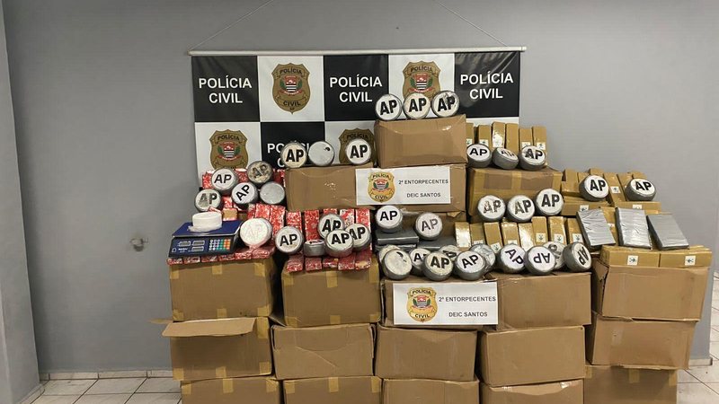 Foram apreendidos 1.045 quilos de maconha e 50 tijolos de cocaína pesando 56 quilos  Drogas apreendidas - Divulgação/Polícia Civil