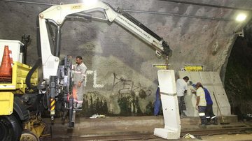 Trabalhos são realizados sempre durante a madrugada, momento em que o VLT não está em operação Santos: começa a instalação das barreiras dentro do túnel do VLT Colocação das peças de concreto com auxílio de maquinário dentro do túnel do VLT, em Santos - Marcelo Martins/Prefeitura de Santos