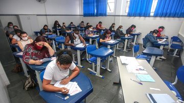 Inscrições para o concurso público devem ser feitas exclusivamente pela internet, até o dia 15 de junho Praia Grande abre concurso público nas áreas de saúde e educação com salários de até R$ 19.891 Candidatos realizando prova de concurso em Praia Grande - Prefeitura de Praia Grande