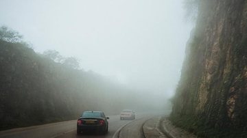 A presença de neblina é alertada por meio de painéis de mensagens ao longo da estrada Tamoios - Reprodução Tamoios