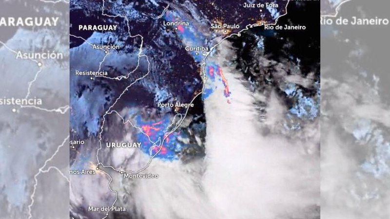Ciclone já está sobre o oceano Atlântico Imagem de satélite mostra incrível movimentação do ciclone extratropical; veja Imagem de satélite mostrando movimentação do ciclone - Reprodução/Twitter Zoom Earth