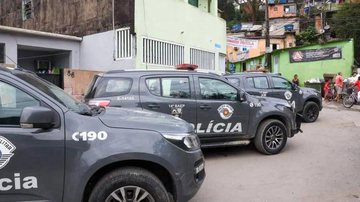 Operação Escudo teve início no dia 28 de julho após o PM Reis ser morto em Guarujá Número de presos passa de 180 em 10 dias de Operação Escudo Viaturas da PM em comunidade - Divulgação/Polícia Militar