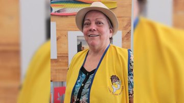 Olga Anita, exemplo de amor e solidariedade  Olga Anita em evento da Festa da Tainha, de 2016 - Arquivo Portal Costa Norte/Aline Pazin
