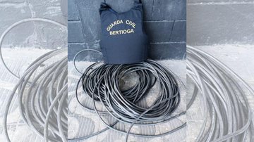Furto de fiação aconteceu em uma torre de telefonia Casal é preso em flagrante em Bertioga furtando mais de 16 quilos de fiação elétrica Fios recuperados e colete da GCM de Bertioga - Divulgação/Prefeitura de Bertioga
