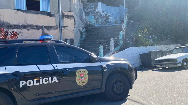 Indivíduo é detido com mais de 1 quilo de entorpecentes e objetos relacionados ao comércio ilegal de drogas na cidade de Santos - Reprodução