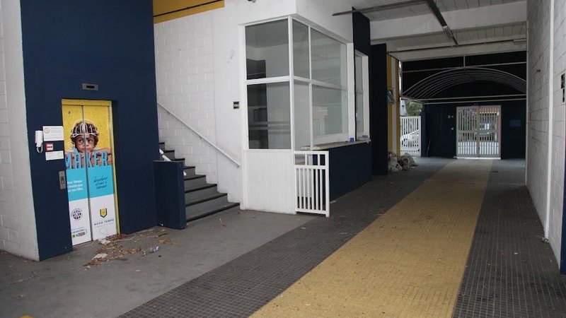 A partir de 2024, a nova unidade, que tem 1802,96m², terá 12 salas de aula Prédio é adquirido pela prefeitura de Santos para instalação de escola em período integral Interior do prédio adquirido pela prefeitura de Santos - Prefeitura de Santos
