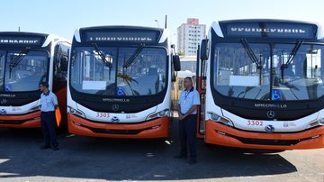 Os veículos também serão abastecidos apenas com diesel S10 que possui Biodiesel em sua composição. Esse tipo de combustível, é capaz de reduzir a emissão de carbono Frota de ônibus municipais de Praia Grande ganha novos veículos Novos ônibus de Praia Grand - Prefeitura de Praia Grande