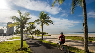 Durante o evento será possível dar até um trato na "magrela" Praia Grande realiza 1º Festival da Bicicleta Pessoa com bicicleta na ciclovia da orla de Praia Grande - Site Turismo Praia Grande