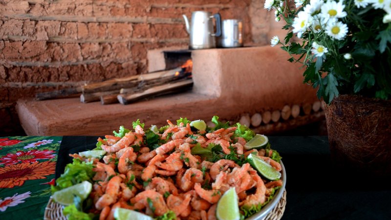 Serão 19 barracas de alimentos e refeições preparados à base de camarão e mandioca Ciclone adia início do Festival do Camarão em Caraguatatuba Prato de camarão - Prefeitura de Caraguatatuba