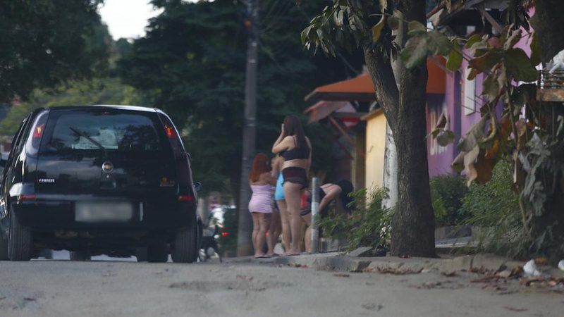 Bairro da cidade de Campinas é dedicado à prostituição Garotas da Baixada Santista são encontradas em zona de prostituição no interior de SP Imagem de rua do Jardim Itatinga, em Campinas, com pessoas se prostituindo - Cedoc/Correio Popular