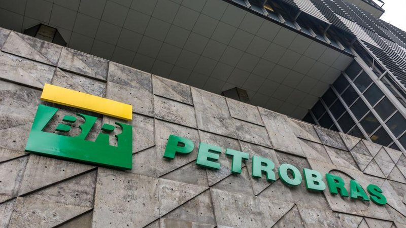 As vagas estão distribuídas em vários estados, inclusive São Paulo Petrobras lança processo seletivo de estagiários com bolsa-auxílio de R$ 1.825 Fachada da sede da Petrobras no Rio de Janeiro - Reprodução