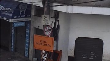 Câmeras do CCO flagram momento em que homem usa cavalete para furtar fiação de ar-condicionado de loja Câmera é arrancada durante tentativa de furto de fiação em Santos Momento em que homem usa cavalete para furtar fiação de ar-condicionado de loja - Divulgação/Prefeitura de Santos