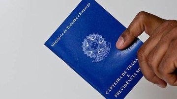 O PAT de Praia Grande fica ao lado do Poupatempo, dentro do Litoral Plaza Shopping Veja as novas vagas disponíveis no PAT de Praia Grande Pessoa segurando Carteira de Trabalho - Reprodução
