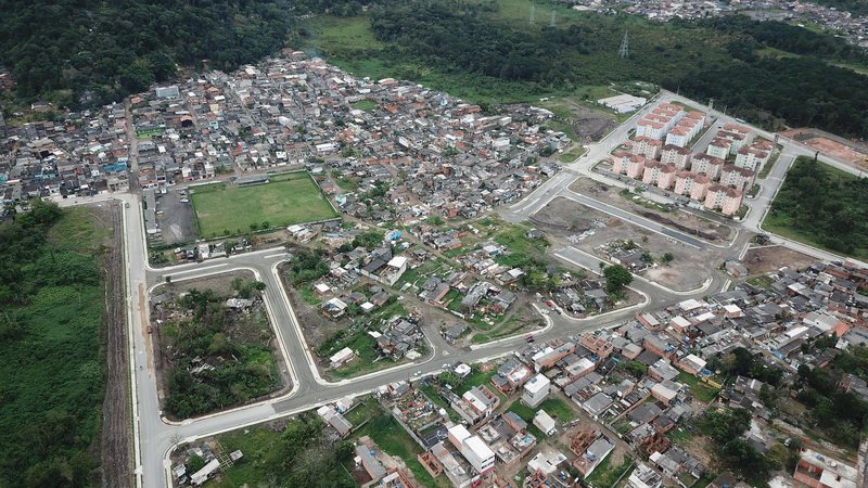Vista aérea da região do bairro Pedreira Matarazzo Policiais e GCMs são recebidos a tiros em operação de demolição em Guarujá Vista aerea de várias favelas - Imagem: Arquivo / Divulgação / Prefeitura de Guarujá