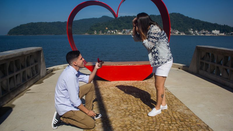 O amor está no ar em São Vicente! São Vicente: inauguração do Píer dos Apaixonados teve até pedido de casamento Momento do pedido de casamento no Píer dos Apaixonados, em São Vicente - Prefeitura de São Vicente