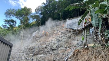 Os serviços iniciaram em março e devem ser concluídos em setembro  Obras no Morro da Cachoeira - Divulgação/Prefeitura de Santos