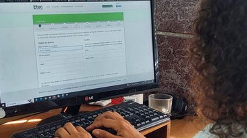 Inscrições abertas para Vestibulinho das Etecs do Centro Paula de Souza  Pessoa fazendo inscrição para o Vestibulinho. - Briza Pirré/ Portal Costa Norte